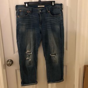 Levi’s woman’s boyfriend cut cropped jeans, Size 31